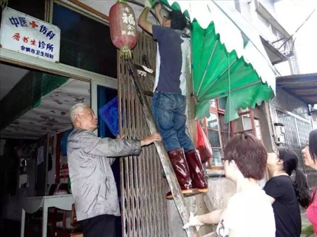 东莞推拉伸缩雨棚，台风暴雨高温天气该注意啥？